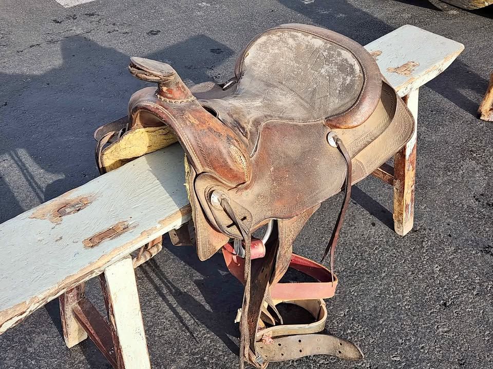 Vintage Saddle Equestrian Barn Decor, photo 1