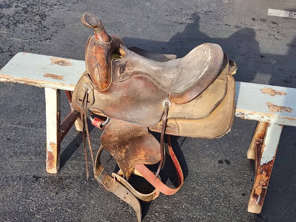 Vintage Saddle Equestrian Barn Decor, photo 2