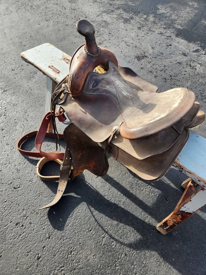Vintage Saddle Equestrian Barn Decor, photo 3