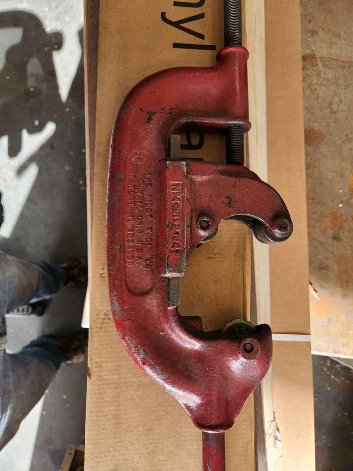 Ridgid Heavy Duty Pipe & Tube Cutter - Cuts 2in-4in, photo 2